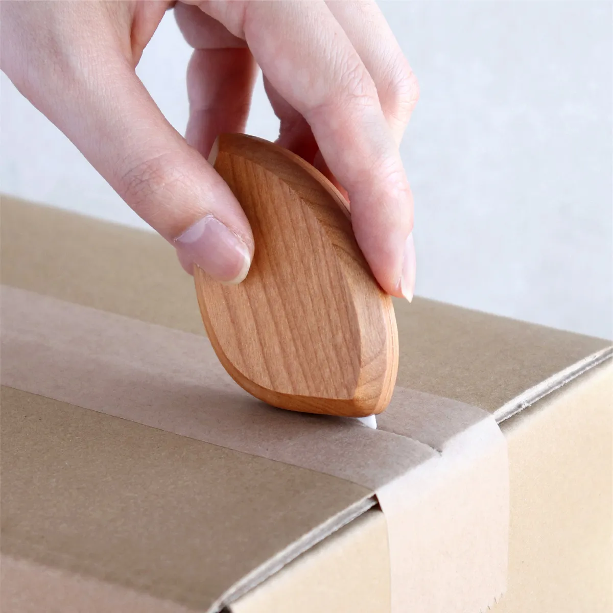 ついばむように、すっと開ける。小鳥モチーフの木製段ボールカッター「Box Opener」
