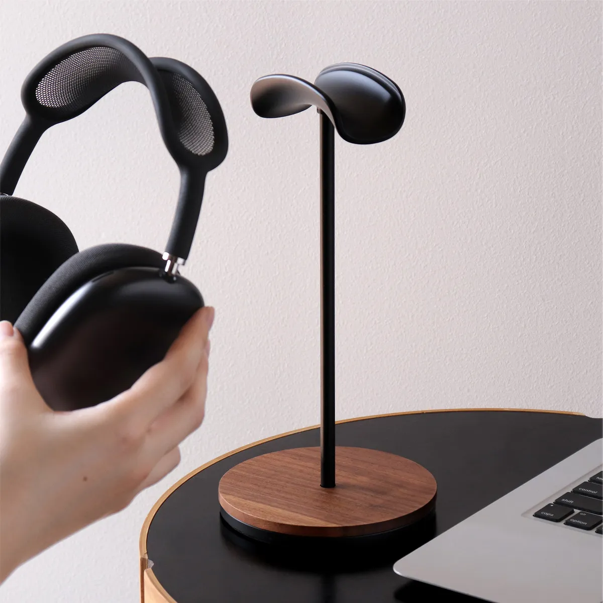 ッドホンの置き場所をつくる、木製ヘッドホンスタンド「Headphone Stand」