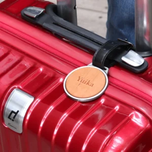 自分だけの特別な目印をプラスする木製バッグタグ